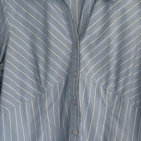 Blue Van Heusen women's button down, size large - Picture 2 of 5